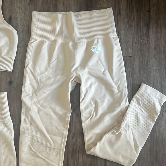 Woman’s best three-piece set - Picture 2 of 5